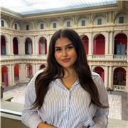 Fraîchement diplômée d’un master en droit des affaires, je suis prête à vous apporter un soutien dans l’étude de vos cours!